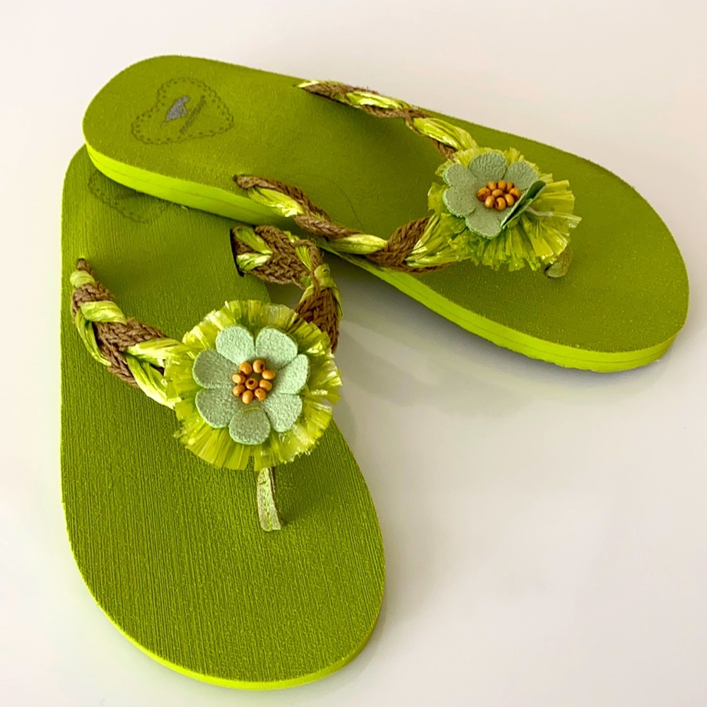 Rocket dog thongs. Fun and bright lightweight thongs w( flower adornment 😊